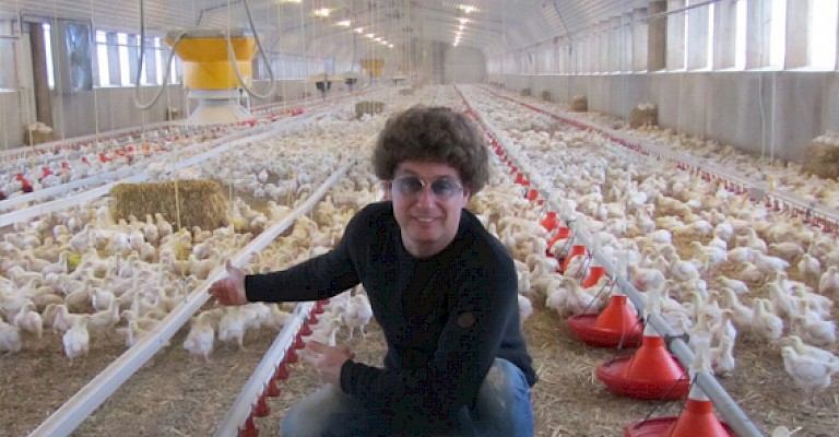 Atze Schröder macht sich ein Bild von moderner Nutztierhaltung und besucht einen Vertragslandwirt von WIESENHOF.