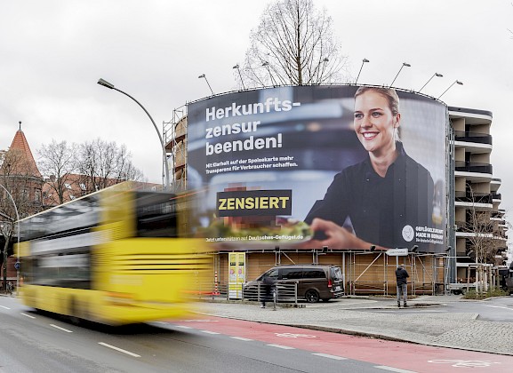 Riesenposter zum Kampagnenstart in der Nähe des Berliner Regierungsviertels (Quelle: IDEG)