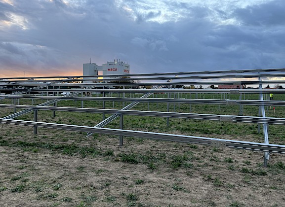 Solarpark vor dem PHW-Hauptsitz in Rechterfeld Familienunternehmen investiert gezielt in erneuerbare Energien