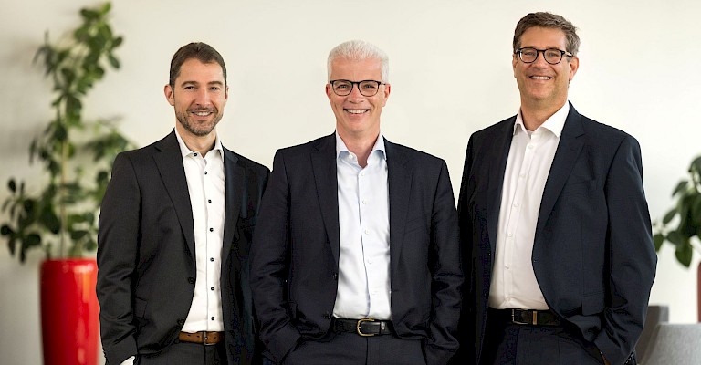 Marcus Keitzer, Vorstand für Alternative Proteinquellen bei der PHW-Gruppe, Peter Wesjohann, Vorstandsvorsitzender bei der PHW-Gruppe, und Dr. Markus Veen, Geschäftsführer der VTEC Ingredients GmbH (v.l.n.r.)