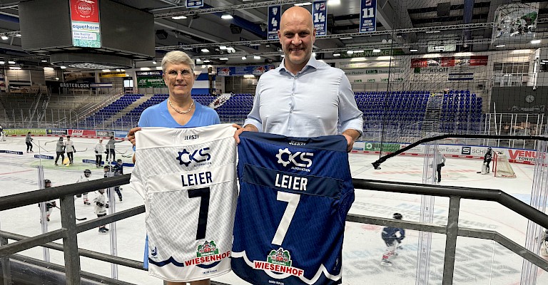 Gaby Sennebogen, Geschäftsführerin der Straubing Tigers GmbH & Co. KG, und Simon Blank, Prokurist bei den Donautal Geflügelspezialitäten.